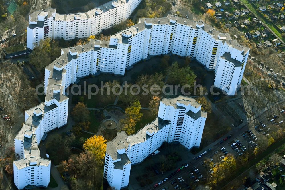 Aerial photograph Berlin - Skyscrapers in the residential area of industrially manufactured settlement on Bruchstueckgraben in the district Maerkisches Viertel in Berlin, Germany