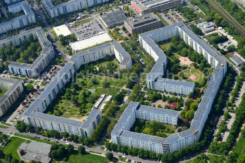 Aerial photograph Berlin - Skyscrapers in the residential area of industrially manufactured settlement Carola-Neher-Strasse - John-Heartfield-Strasse in the district Hellersdorf in Berlin, Germany