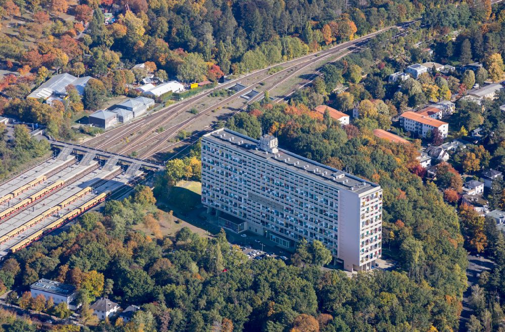 Aerial photograph Berlin - Skyscrapers in the residential area of industrially manufactured settlement Corbusierhaus in the district Westend in Berlin, Germany
