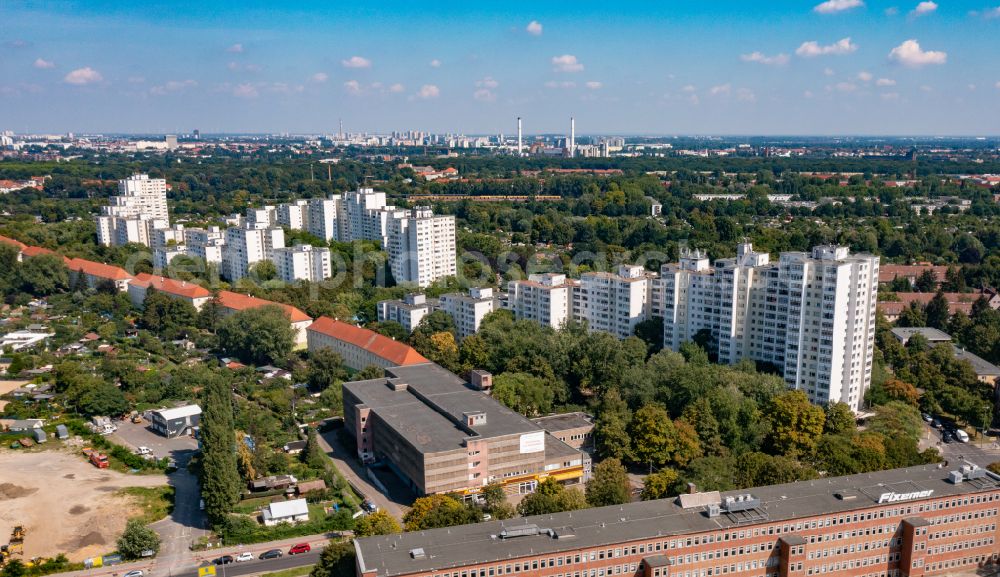 Aerial photograph Berlin - Skyscrapers in the residential area of industrially manufactured settlement Dammwegsiedlung - Weisse Siedlung on street Aronsstrasse in the district Neukoelln in Berlin, Germany