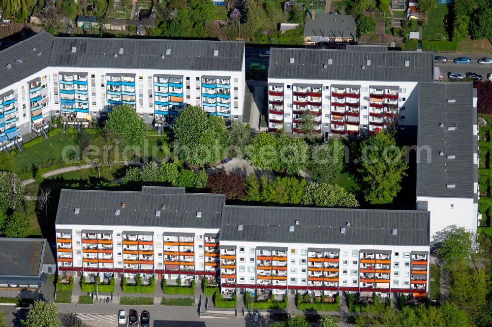 Aerial image Erfurt - Skyscrapers in the residential area of industrially manufactured settlement entlang dem Alfred-Delp-Ring - Jakob-Kaiser-Ring in the district Roter Berg in Erfurt in the state Thuringia, Germany