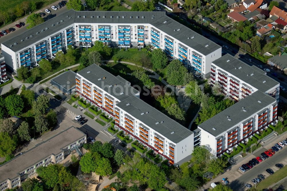 Erfurt from above - Skyscrapers in the residential area of industrially manufactured settlement entlang dem Alfred-Delp-Ring - Jakob-Kaiser-Ring in the district Roter Berg in Erfurt in the state Thuringia, Germany