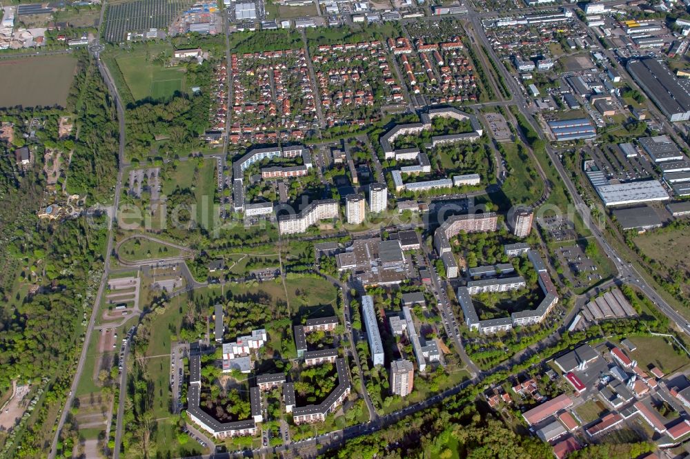 Erfurt from the bird's eye view: Skyscrapers in the residential area of industrially manufactured settlement entlang dem Alfred-Delp-Ring - Jakob-Kaiser-Ring in the district Roter Berg in Erfurt in the state Thuringia, Germany