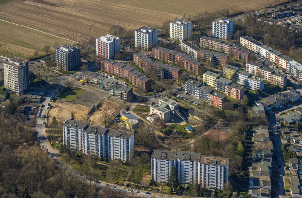 Heiligenhaus from the bird's eye view: Skyscrapers in the residential area of industrially manufactured settlement along the Harzstrasse - Rhoenstrasse - Hunsrueckstrasse in Heiligenhaus in the state North Rhine-Westphalia, Germany