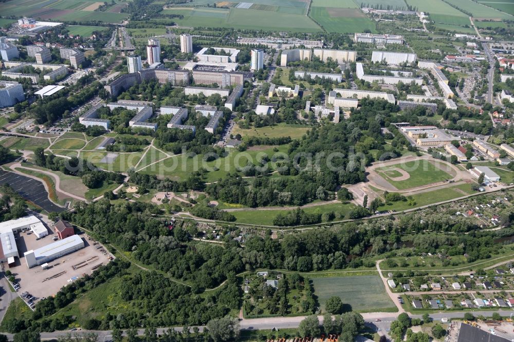 Aerial photograph Erfurt - Skyscrapers in the residential area of industrially manufactured settlement along the Strasse der Nationen in the district Moskauer Platz in Erfurt in the state Thuringia, Germany