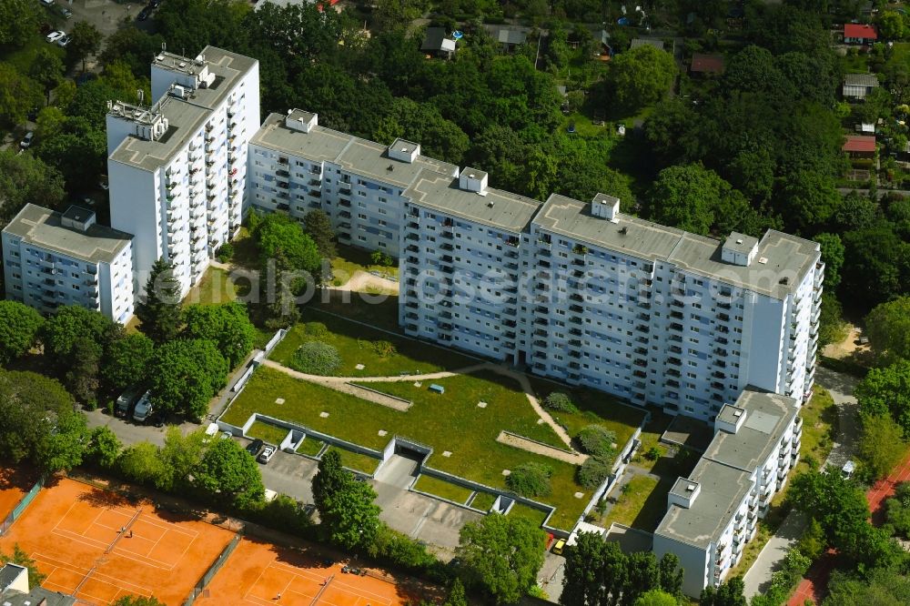Aerial photograph Berlin - Skyscrapers in the residential area of industrially manufactured settlement on Gelieustrasse in the district Lichterfelde in Berlin, Germany