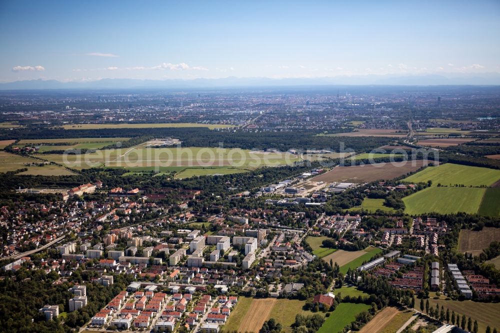 Aerial photograph Oberschleißheim - Skyscrapers in the residential area of industrially manufactured settlement Am Glasanger - Am Schaeferanger in Oberschleissheim in the state Bavaria, Germany