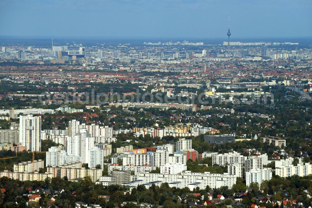 Aerial photograph Berlin - Skyscrapers in the residential area of industrially manufactured settlement Gropiusstadt in the district Neukoelln in Berlin, Germany