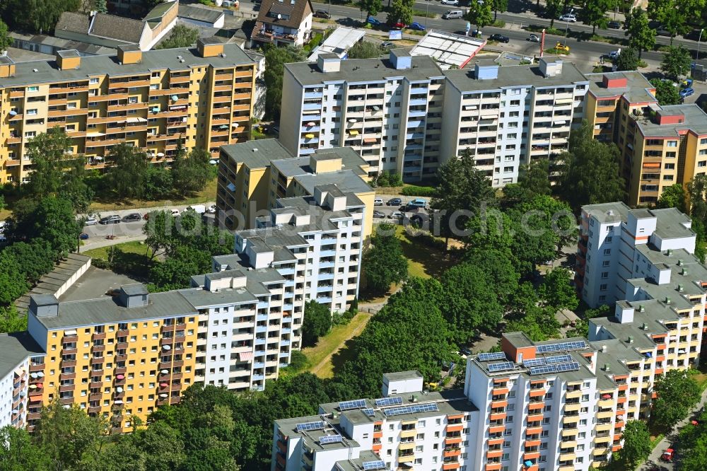 Aerial photograph Berlin - Skyscrapers in the residential area of industrially manufactured settlement Gropiusstadt in the district Neukoelln in Berlin, Germany