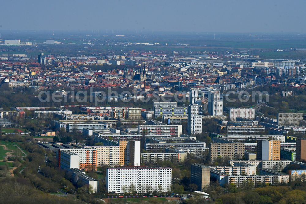 Aerial image Halle (Saale) - Residential area of industrially manufactured settlement on street Weststrasse - An der Magistrale in the district Neustadt in Halle (Saale) in the state Saxony-Anhalt, Germany