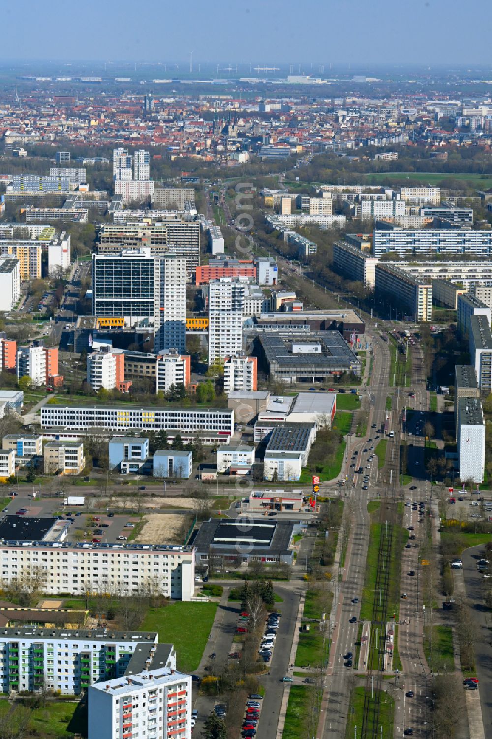 Halle (Saale) from the bird's eye view: Residential area of industrially manufactured settlement on street Weststrasse - An der Magistrale in the district Neustadt in Halle (Saale) in the state Saxony-Anhalt, Germany