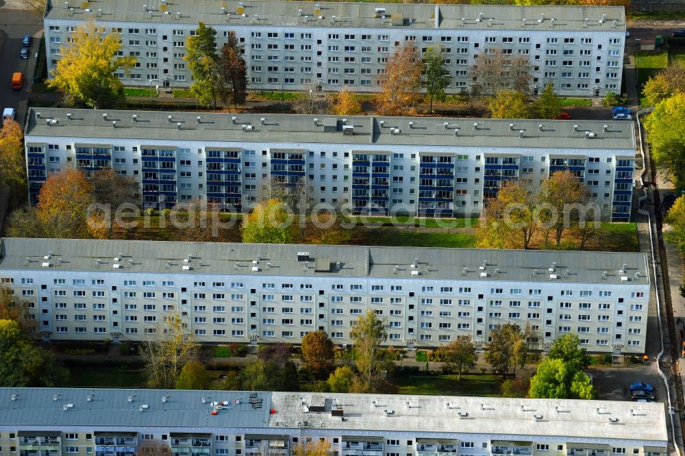 Magdeburg from above - Skyscrapers in the residential area of industrially manufactured settlement Innsbrucker Strasse - Schneidlinger Strasse in Magdeburg in the state Saxony-Anhalt, Germany