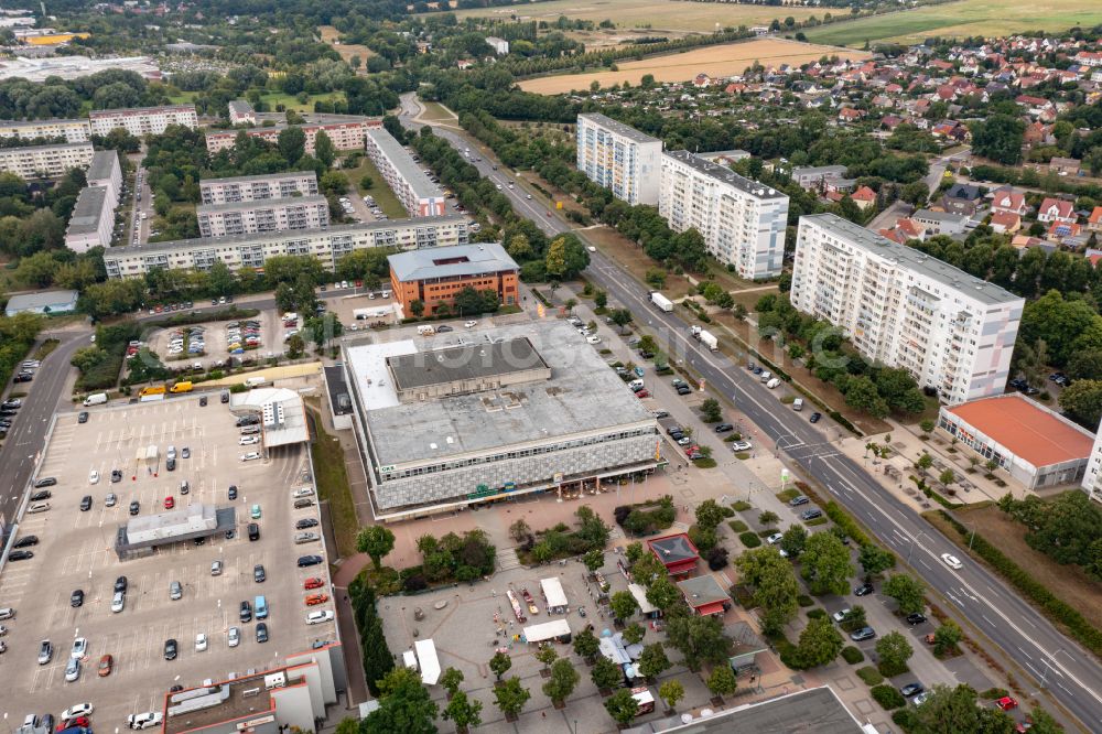 Schwedt/Oder from the bird's eye view: Skyscrapers in the residential area of industrially manufactured settlement on Julian-Marchlewski-Ring in Schwedt/Oder in the state Brandenburg, Germany