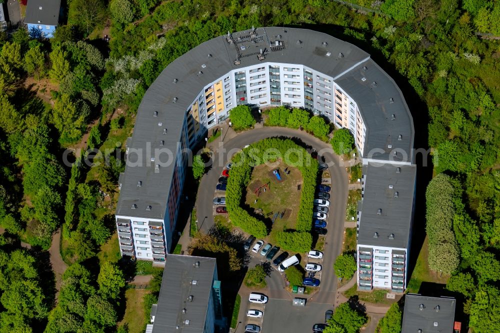 Erfurt from above - Skyscrapers in the residential area of industrially manufactured settlement Am Katzenberg in the district Melchendorf in Erfurt in the state Thuringia, Germany