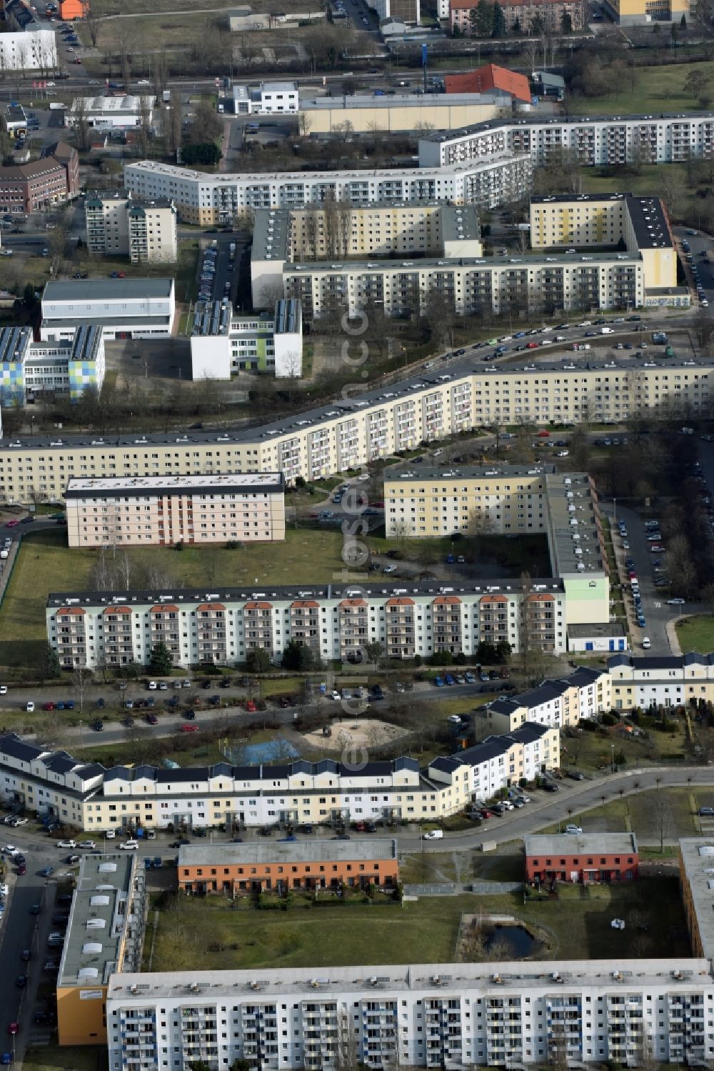 Aerial image Magdeburg - Skyscrapers in the residential area of industrially manufactured settlement Kritzmannstrasse - Olvenstedter Graseweg in the district Neustaedter Feld in Magdeburg in the state Saxony-Anhalt