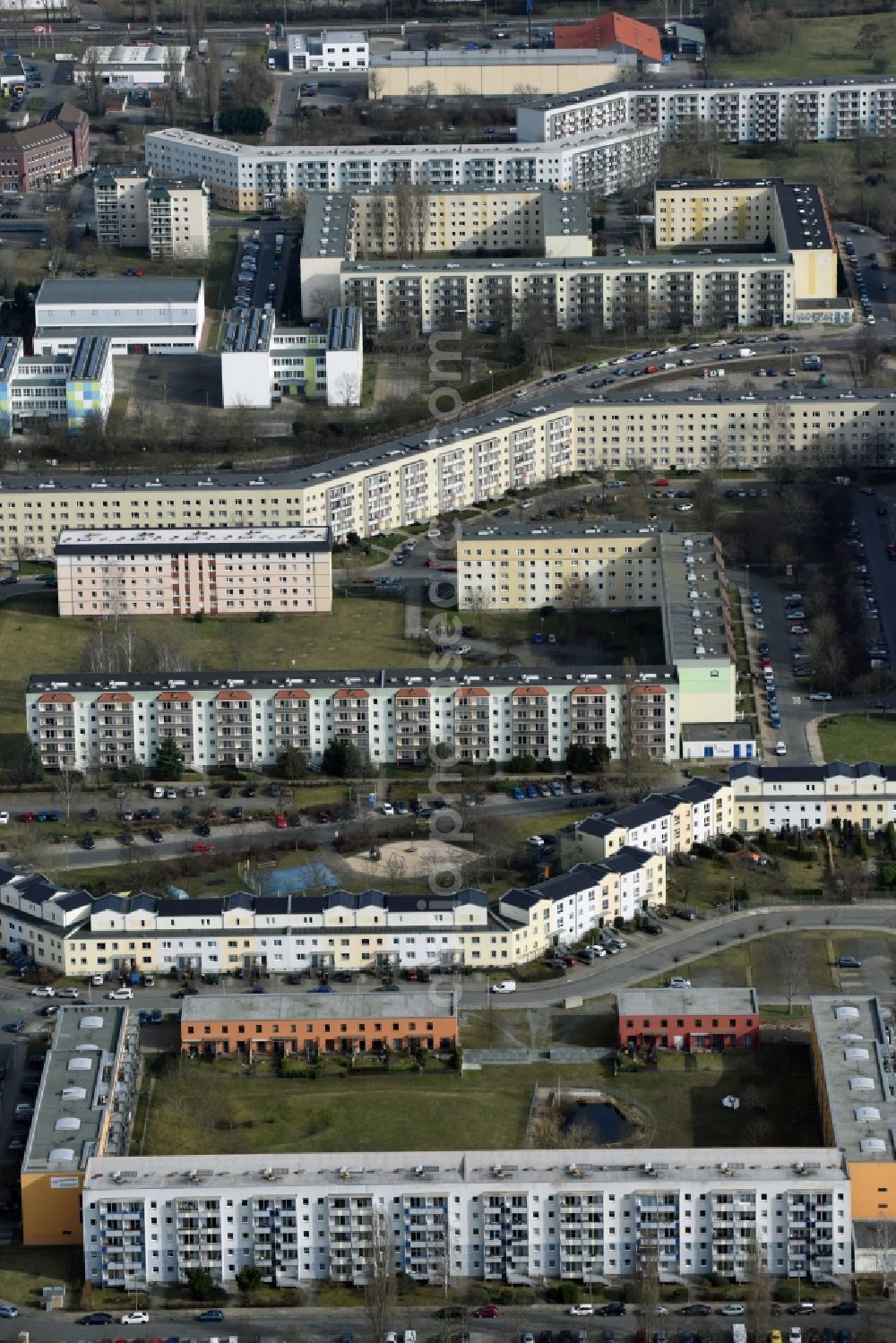 Aerial photograph Magdeburg - Skyscrapers in the residential area of industrially manufactured settlement Kritzmannstrasse - Olvenstedter Graseweg in the district Neustaedter Feld in Magdeburg in the state Saxony-Anhalt