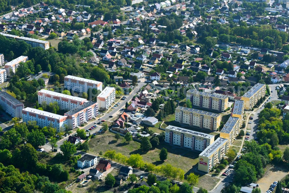Aerial photograph Lauchhammer - Skyscrapers in the residential area of industrially manufactured settlement on street Einsteinstrasse in the district Lauchhammer-Mitte in Lauchhammer in the state Brandenburg, Germany
