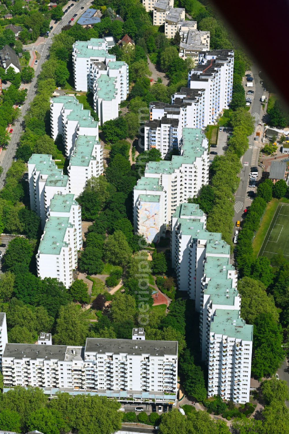 Hamburg from the bird's eye view: Skyscrapers in the residential area of industrially manufactured settlement Lenzsiedlung on Lenzweg in the district Stellingen in Hamburg, Germany