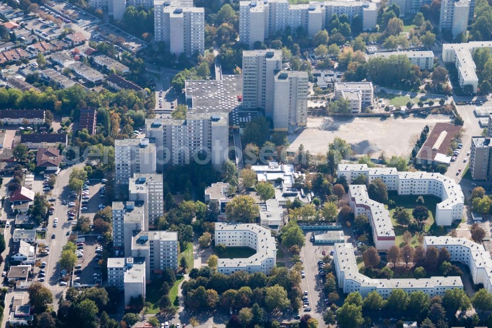 Aerial photograph Ludwigshafen am Rhein - Skyscrapers in the residential area of industrially manufactured settlement on Londoner Ring in the district Pfingtsweide in Ludwigshafen am Rhein in the state Rhineland-Palatinate