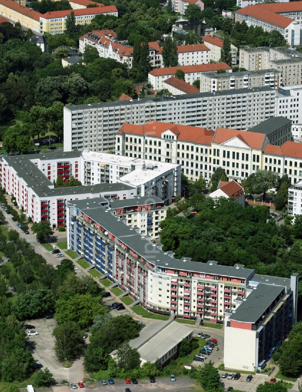 Aerial photograph Magdeburg - Skyscrapers in the residential area of industrially manufactured settlement between Am Kroenkentor und Zschokkestreet in the district Altstadt in Magdeburg in the state Saxony-Anhalt