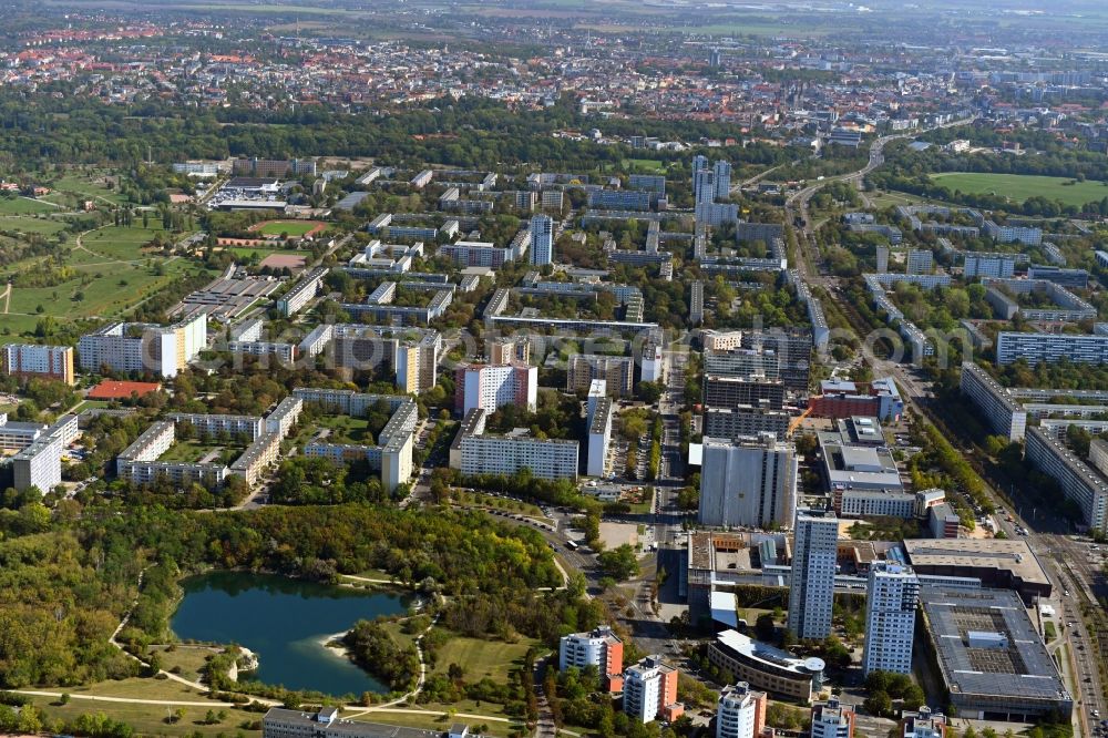 Aerial image Halle (Saale) - Skyscrapers in the residential area of industrially manufactured settlement An der Magistrale with renovation work on Scheibe A in the district Neustadt in Halle (Saale) in the state Saxony-Anhalt, Germany