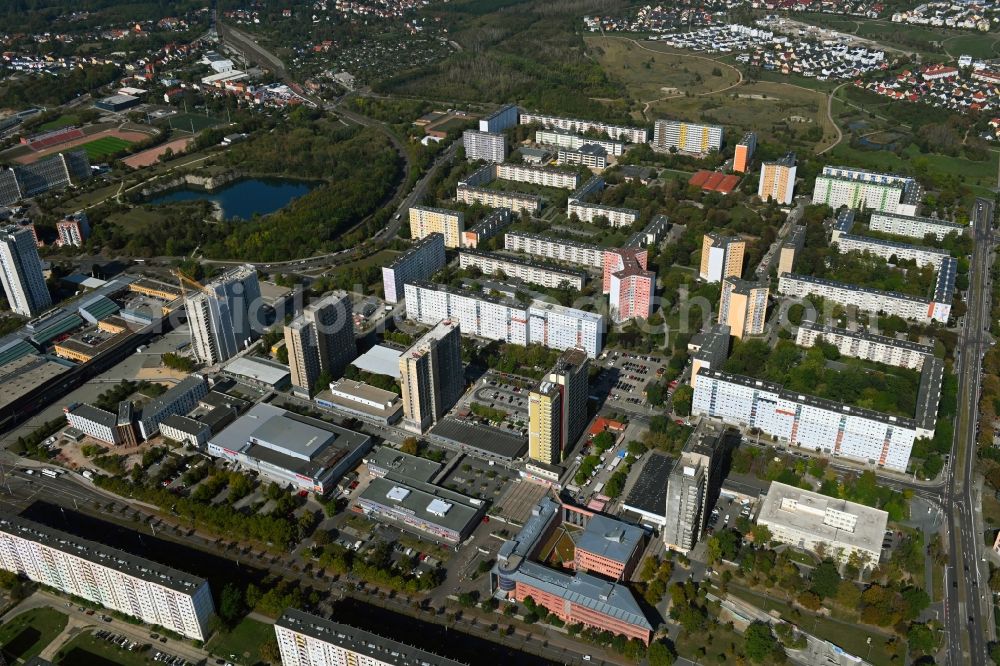 Aerial photograph Halle (Saale) - Skyscrapers in the residential area of industrially manufactured settlement An der Magistrale with renovation work on Scheibe A in the district Neustadt in Halle (Saale) in the state Saxony-Anhalt, Germany