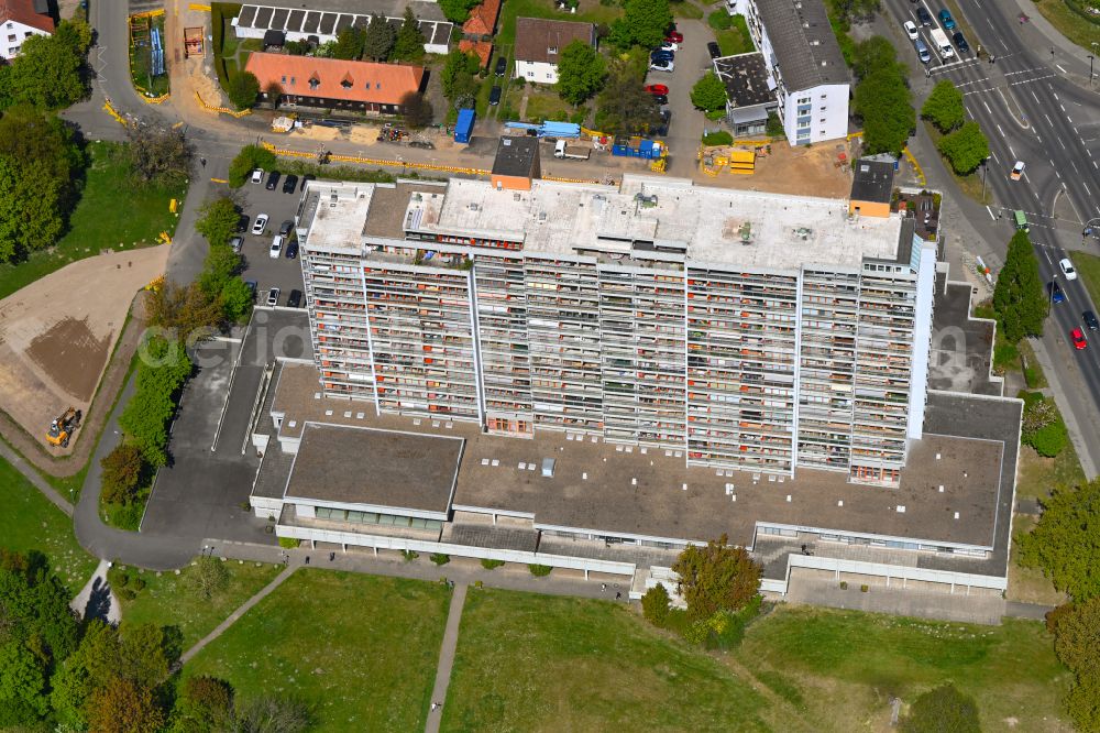 Aerial image Wolfsburg - Skyscrapers in the residential area of industrially manufactured settlement Am Muehlengraben in Wolfsburg in the state Lower Saxony, Germany