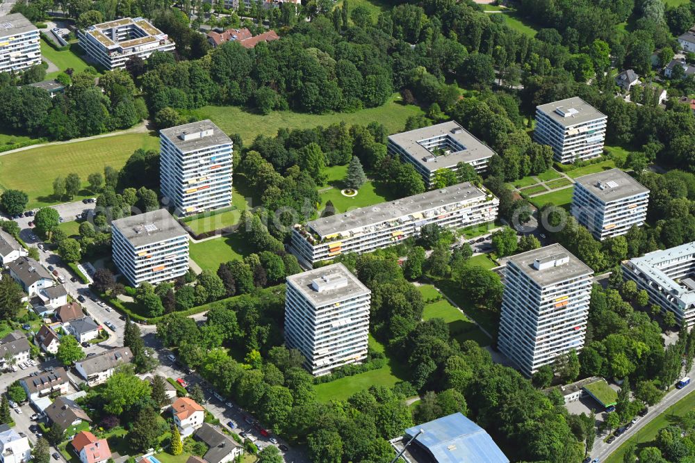 Aerial image München - Skyscrapers in the residential area of industrially manufactured settlement on street Stolzingstrasse in the district Bogenhausen in Munich in the state Bavaria, Germany