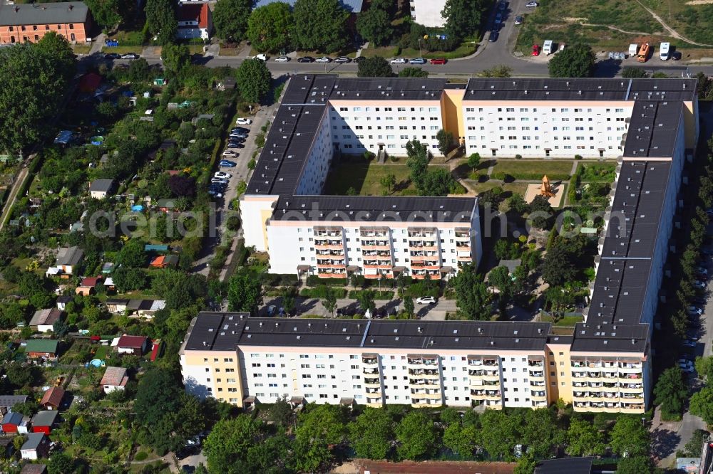 Aerial photograph Berlin - Skyscrapers in the residential area of industrially manufactured settlement Alte Hellersdorfer Strasse in the district Hellersdorf in Berlin