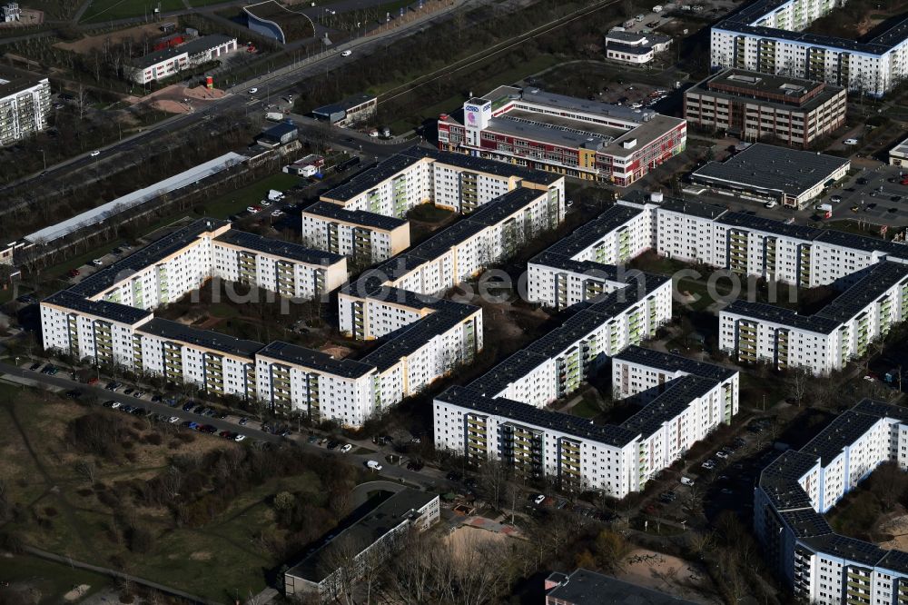Aerial image Berlin - Skyscrapers in the residential area of industrially manufactured settlement Neue Grottkauer Strasse - Am Baltenring in the district Kaulsdorf in Berlin