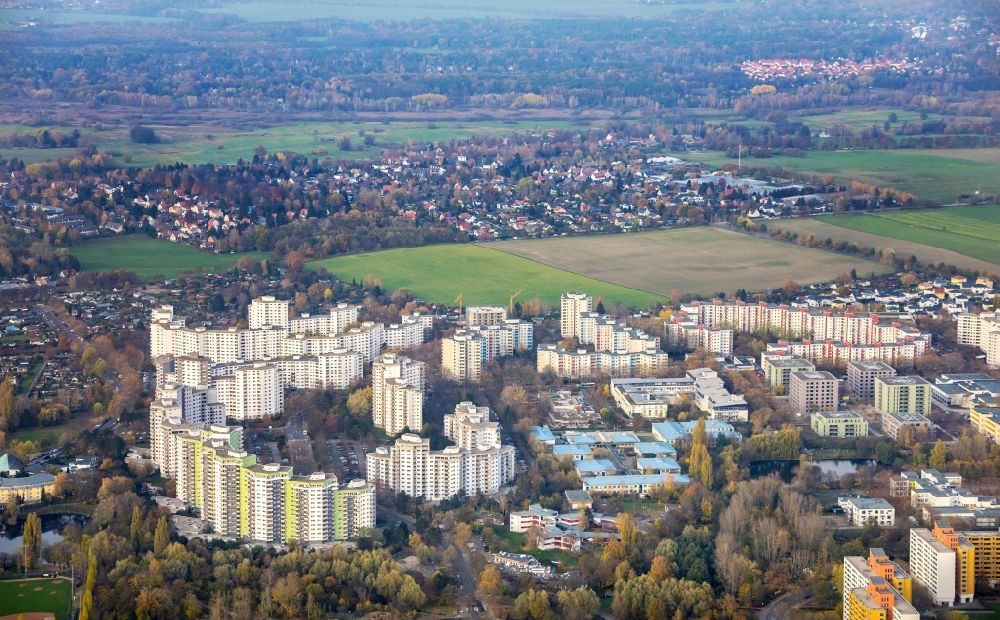 Aerial photograph Berlin - Skyscrapers in the residential area of industrially manufactured settlement in the district Maerkisches Viertel in Berlin, Germany