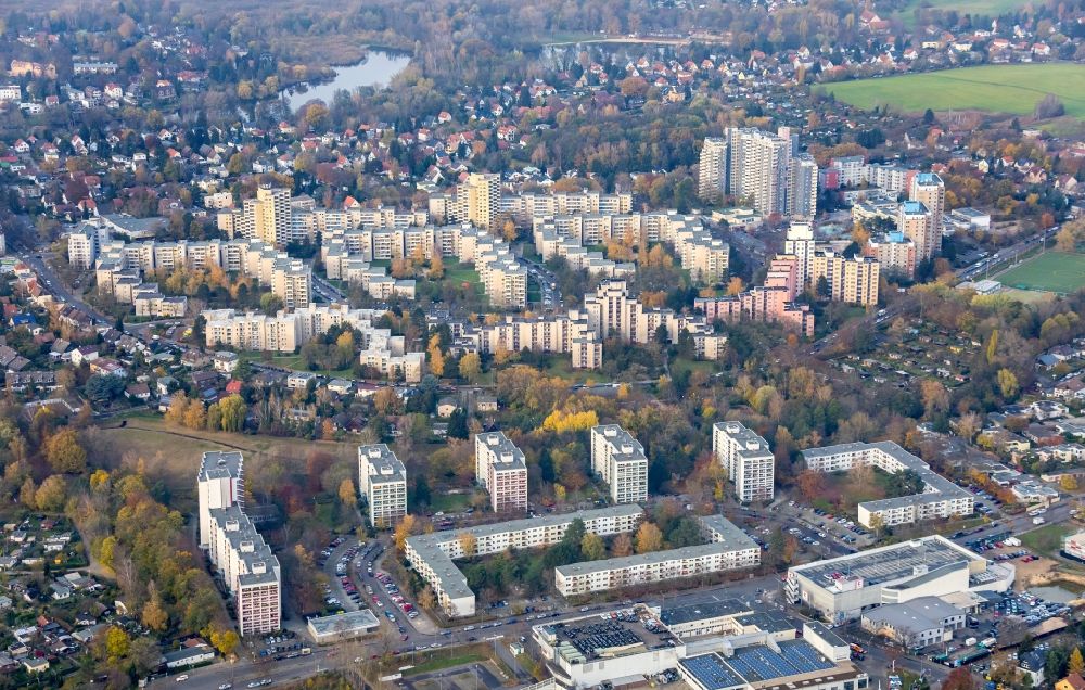 Berlin from the bird's eye view: Skyscrapers in the residential area of industrially manufactured settlement in the district Maerkisches Viertel in Berlin, Germany