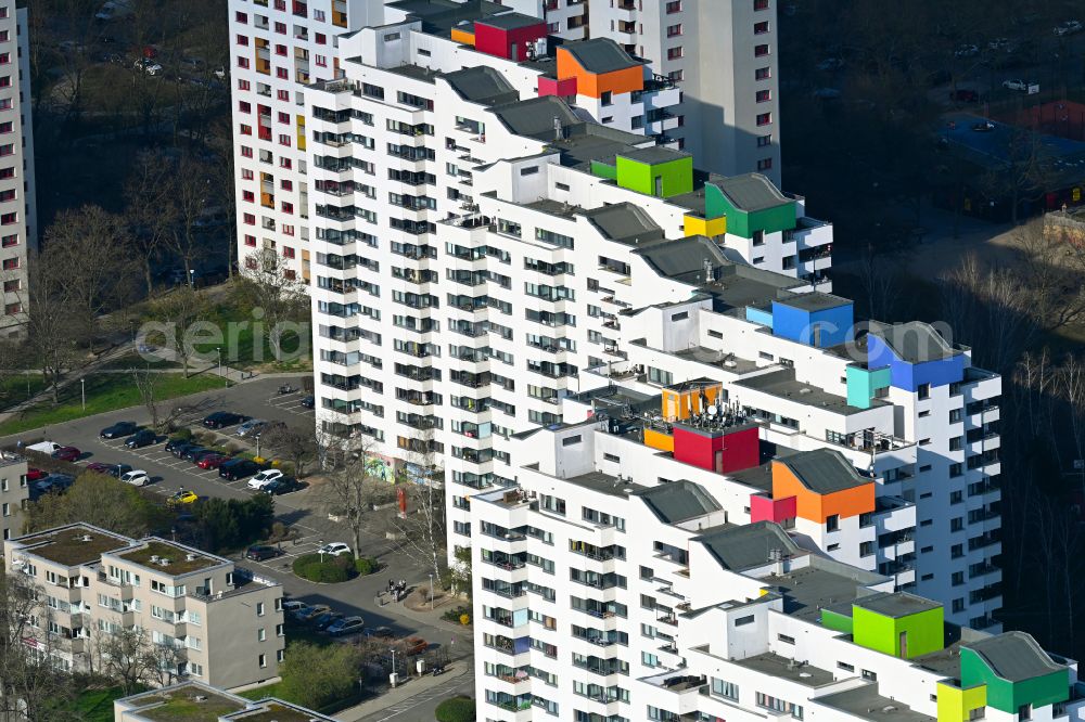 Aerial photograph Berlin - Skyscrapers in the residential area of industrially manufactured settlement on street Wilhelmsruher Damm in the district Maerkisches Viertel in Berlin, Germany