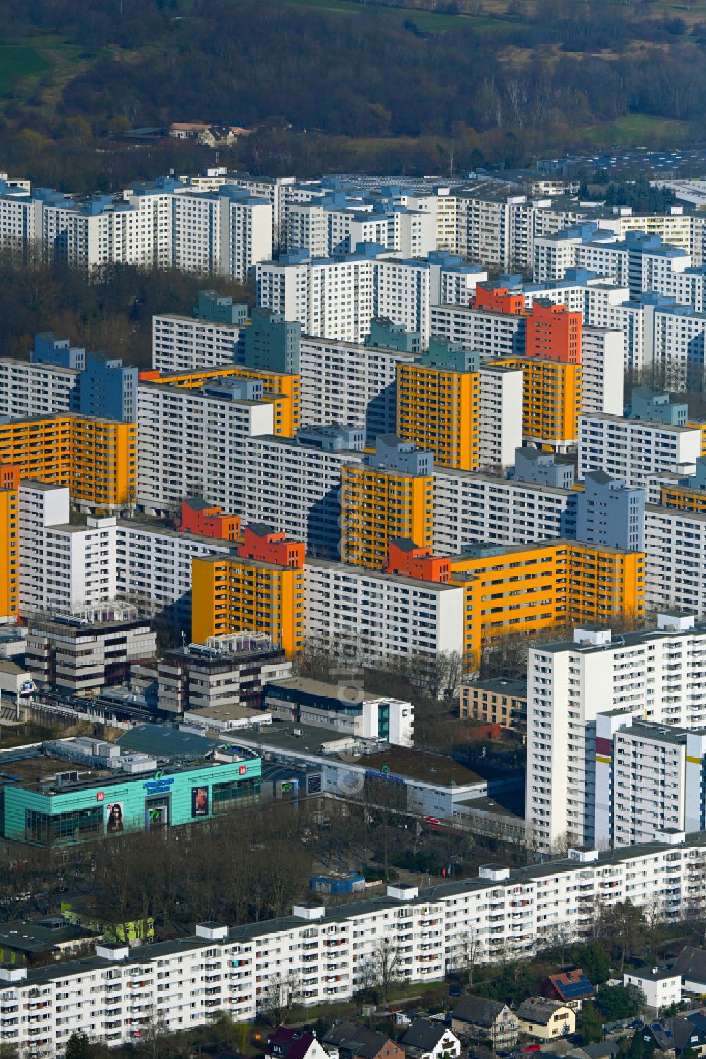 Aerial image Berlin - Skyscrapers in the residential area of industrially manufactured settlement on street Wilhelmsruher Damm in the district Maerkisches Viertel in Berlin, Germany
