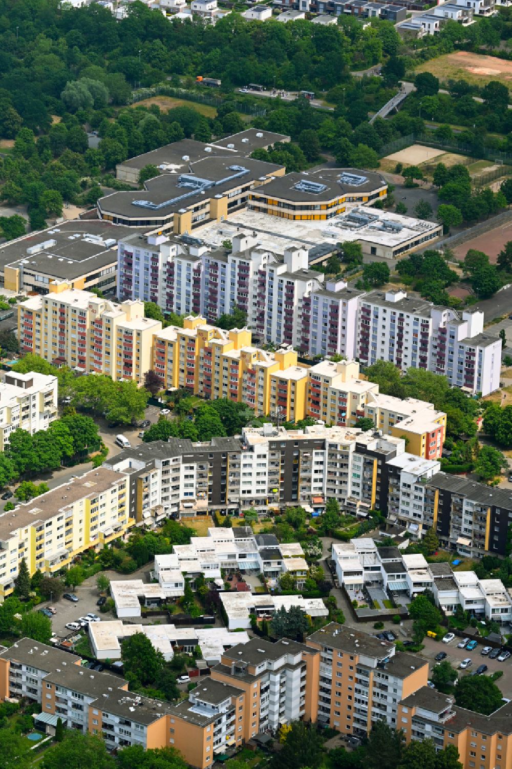 Aerial photograph Wolfsburg - Residential area of industrially manufactured settlement on street Jenaer Strasse in the district Westhagen in Wolfsburg in the state Lower Saxony, Germany
