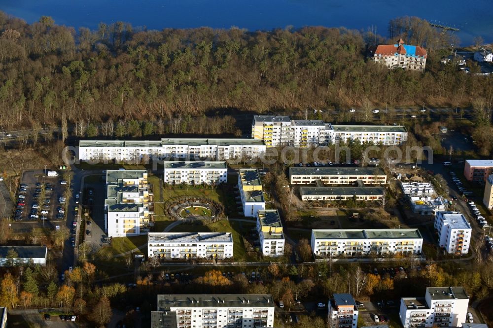 Aerial photograph Schwerin - Skyscrapers in the residential area of industrially manufactured settlement Pilaer Strasse in Schwerin in the state Mecklenburg - Western Pomerania, Germany