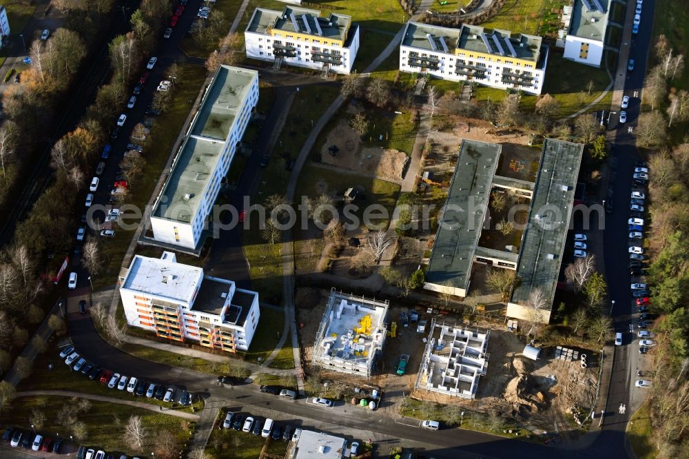 Schwerin from the bird's eye view: Skyscrapers in the residential area of industrially manufactured settlement Pilaer Strasse in Schwerin in the state Mecklenburg - Western Pomerania, Germany