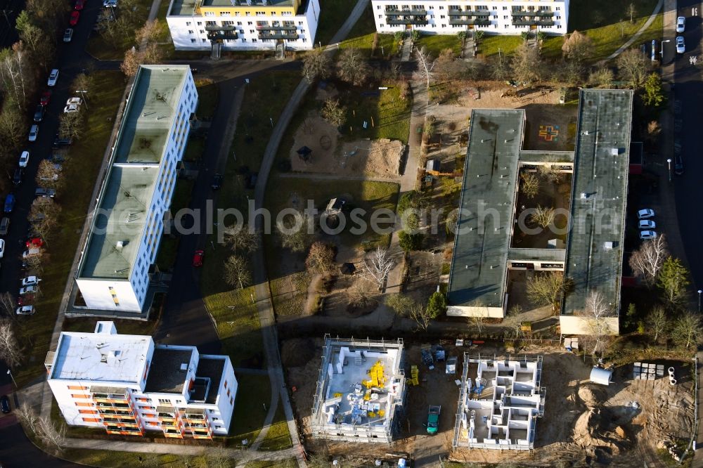 Aerial image Schwerin - Skyscrapers in the residential area of industrially manufactured settlement Pilaer Strasse in Schwerin in the state Mecklenburg - Western Pomerania, Germany