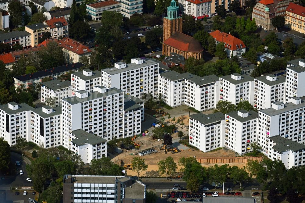 Aerial photograph Berlin - Skyscrapers in the residential area of industrially manufactured settlement on Rathausstrasse overlooking the church building of the Martin-Luther-Gedaechtniskirche in the district Mariendorf in Berlin, Germany