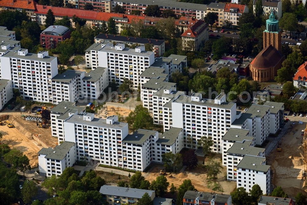 Aerial image Berlin - Skyscrapers in the residential area of industrially manufactured settlement on Rathausstrasse overlooking the church building of the Martin-Luther-Gedaechtniskirche in the district Mariendorf in Berlin, Germany