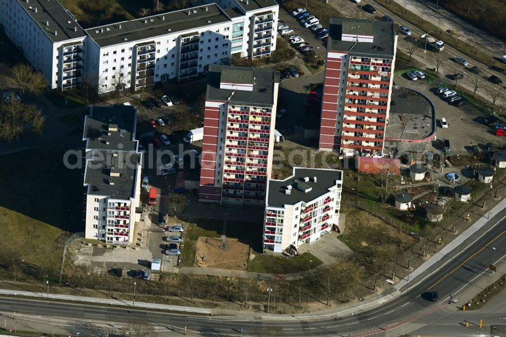 Berlin from the bird's eye view: Winterly snowy high-rise buildings in the residential area of industrially manufactured settlement RHIN TOWERS - ABCEK Immobilienmanagement GmbH besides the road Hellersdorfer Strasse in Berlin in Germany