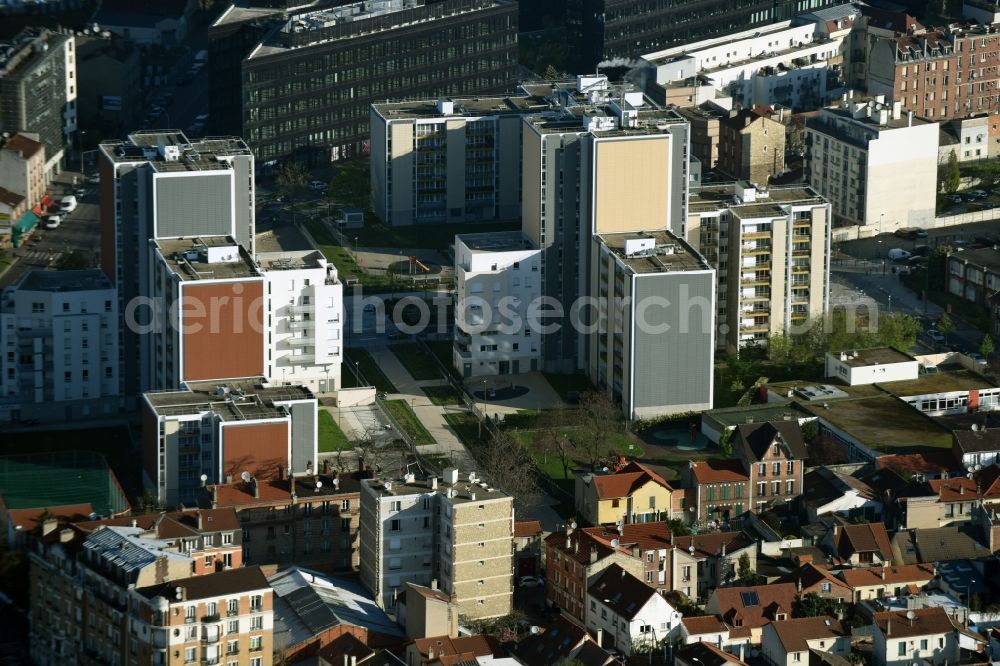 Aerial photograph Paris - Skyscrapers in the residential area of industrially manufactured settlement on Quai du Dr Dervaux in Paris in Ile-de-France, France