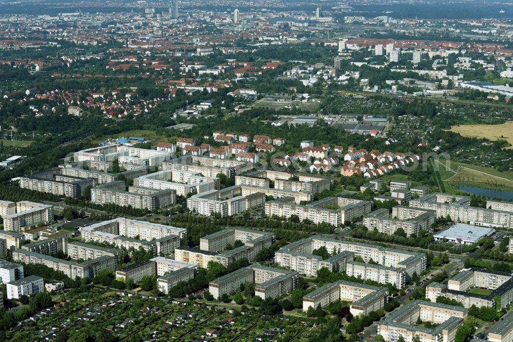 Leipzig from the bird's eye view: Skyscrapers in the residential area of industrially manufactured settlement destrict Paunsdorf in Leipzig in the state Saxony