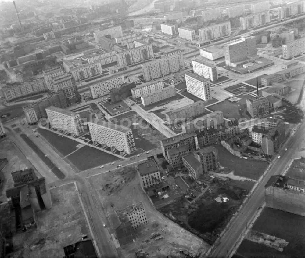 Aerial image Berlin - Skyscrapers in the residential area of industrially manufactured settlement Stalinallee - Karl-Marx-Allee - Berolinastrasse - Lichtenberger Strasse in the district Mitte in Berlin, Germany
