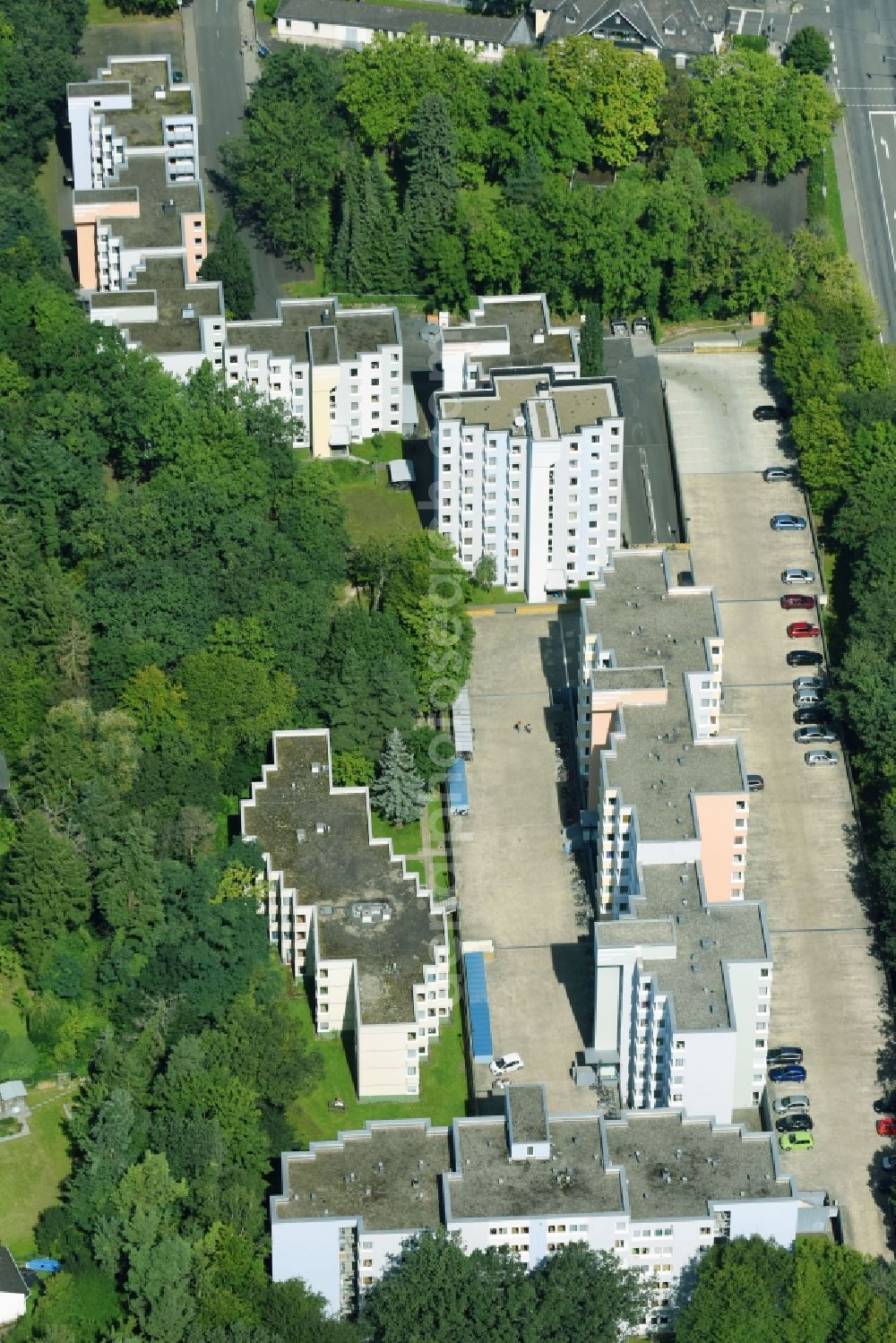 Gießen from the bird's eye view: Skyscrapers in the residential area of industrially manufactured settlement on Unterhof in Giessen in the state Hesse, Germany