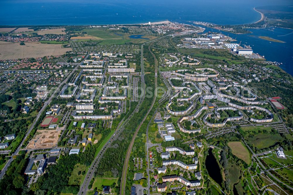 Aerial image Rostock - High-rise buildings in the residential area of a??a??an industrially manufactured prefabricated housing estate with Warnemuende and the Baltic Sea coast in the background in the district Gross Klein in Rostock on the Baltic Sea coast in the state Mecklenburg - Western Pomerania, Germany