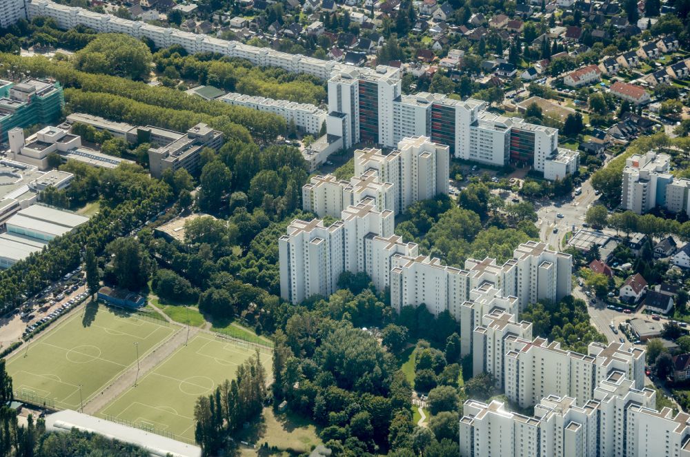 Aerial photograph Berlin - Skyscrapers in the residential area of industrially manufactured settlement on Wilhelmsruher Donm in the district Maerkisches Viertel in Berlin, Germany