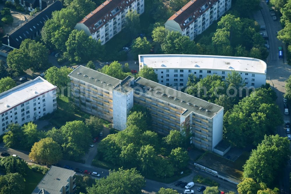 Aerial photograph Berlin - Skyscrapers in the residential area of industrially manufactured settlement between Holtheimer Weg - Ahlener Weg in the district Steglitz-Zehlendorf in Berlin, Germany