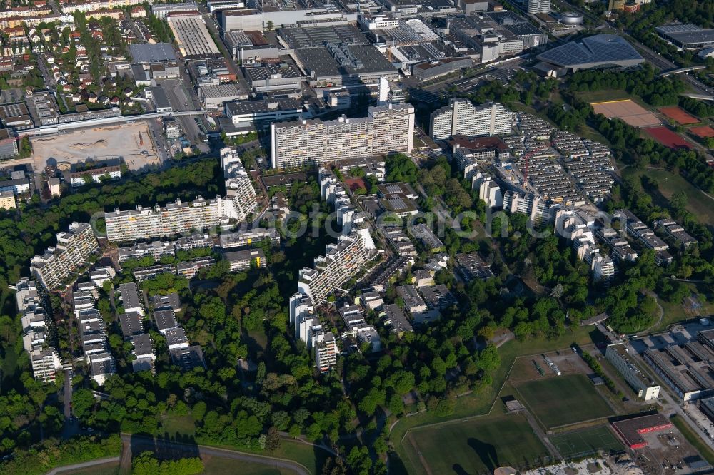 München from the bird's eye view: Residential area of a??a??an industrially manufactured prefabricated housing estate former Olympic village in the district Milbertshofen-Am Hart in Munich in the state Bavaria, Germany