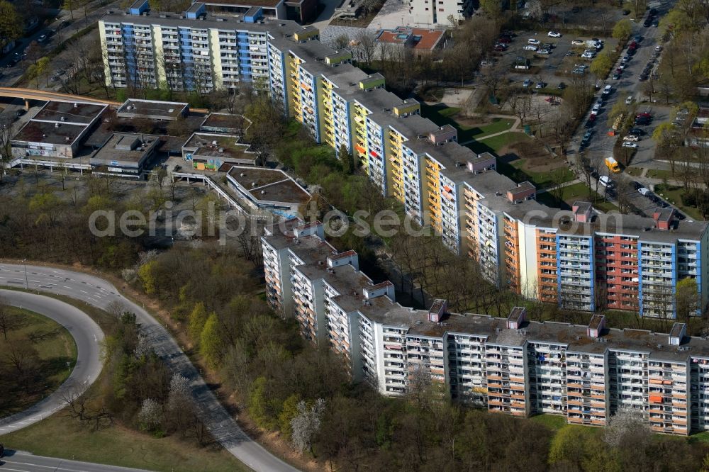 München from the bird's eye view: Residential area of a??a??an industrially manufactured prefabricated housing estate on Plettstrasse - Staendlerstrasse in the district of Ramersdorf-Perlach in Munich in the state Bavaria, Germany